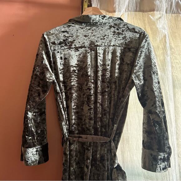 L'Agence Cameron Velvet Maxi Shirt Dress Green V-Neck 3/4 Sleeve Collar Size M - Picture 6 of 8